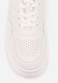 Born2be - Białe Sneakersy VICES na Grubej Podeszwie z Tłoczonym Napisem i Perforacją Cezite. Okazja: na co dzień. Kolor: biały. Materiał: jeans. Wzór: napisy #4