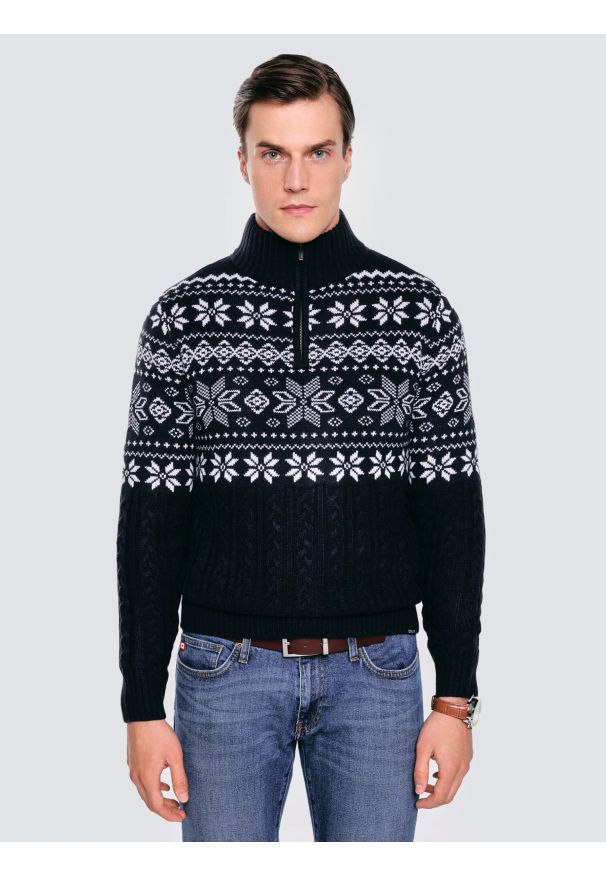 Big-Star - Sweter męski ze skandynawskim wzorem granatowy Kevino 403. Okazja: na co dzień. Typ kołnierza: kołnierzyk stójkowy. Kolor: niebieski. Materiał: dzianina, jeans. Długość: krótkie. Wzór: ze splotem. Styl: elegancki, casual, klasyczny