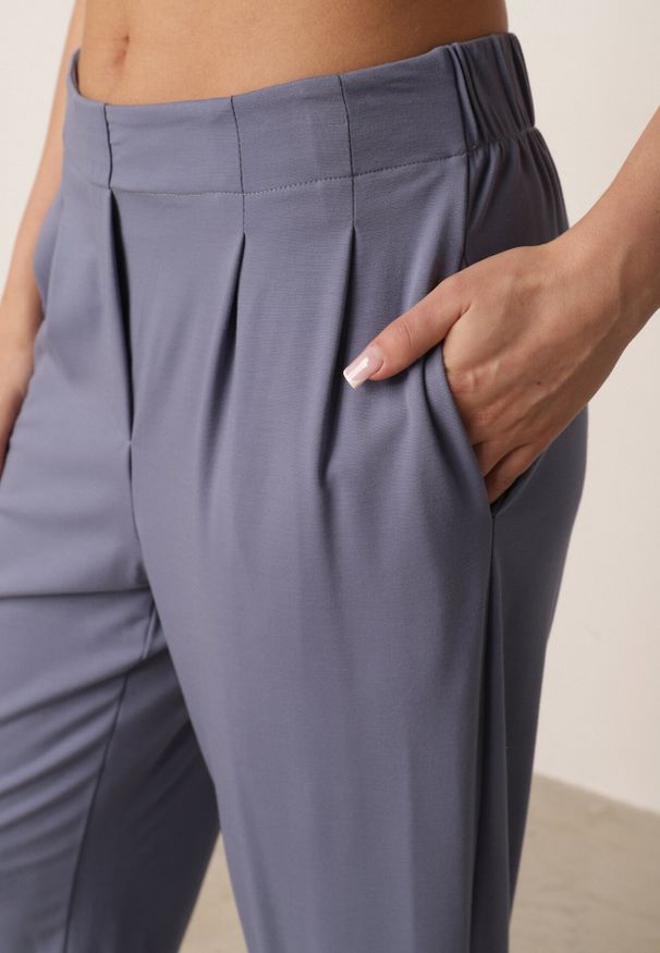 Born2be - Niebieskie Spodnie z Eleganckimi Zakładkami i Nogawkami o Długości 3/4 Dorasea. Okazja: na co dzień, do pracy. Kolekcja: plus size. Kolor: niebieski. Styl: elegancki