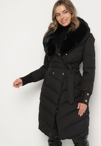 Born2be - Czarna Elegancka Kurtka z Pikowanymi Przeszyciami i Futrzanym Kołnierzem Gallea. Okazja: na co dzień, na spacer. Kolor: czarny. Materiał: futro. Sezon: zima. Styl: elegancki #1