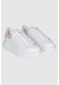 Alexander McQueen - ALEXANDER MCQUEEN Białe sneakersy damskie z różowym napiętkiem. Kolor: biały. Materiał: zamsz #1