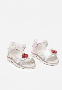 Born2be - Srebrne Sandały na Płaskiej Podeszwie Zapinane na Rzep z Aplikacją i Ozdobnymi Wycięciami Timavee. Okazja: na co dzień. Zapięcie: rzepy. Kolor: srebrny. Materiał: len. Wzór: aplikacja. Sezon: lato. Styl: casual, elegancki