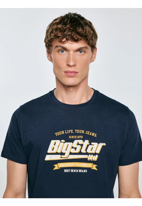 Big-Star - Koszulka męska z nadrukiem granatowa Briss 403. Okazja: na co dzień. Kolor: niebieski. Materiał: skóra, jeans, bawełna. Wzór: nadruk. Styl: vintage, casual, klasyczny
