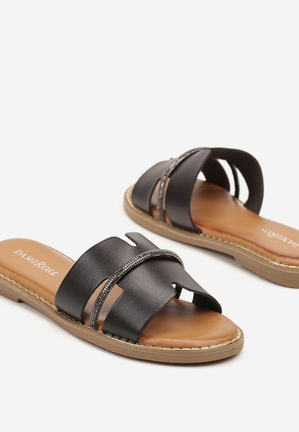 Renee - Czarne Klapki Ozdobione Wycięciami i Cyrkoniowym Paseczkiem Nusiria. Okazja: na co dzień. Kolor: czarny. Materiał: jedwab, skóra. Wzór: aplikacja. Styl: casual, elegancki