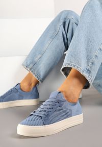 Renee - Niebieskie Siateczkowe Sneakersy Ozdobione Metaliczną Nicią Nimiarene. Kolor: niebieski. Materiał: jeans. Wzór: aplikacja