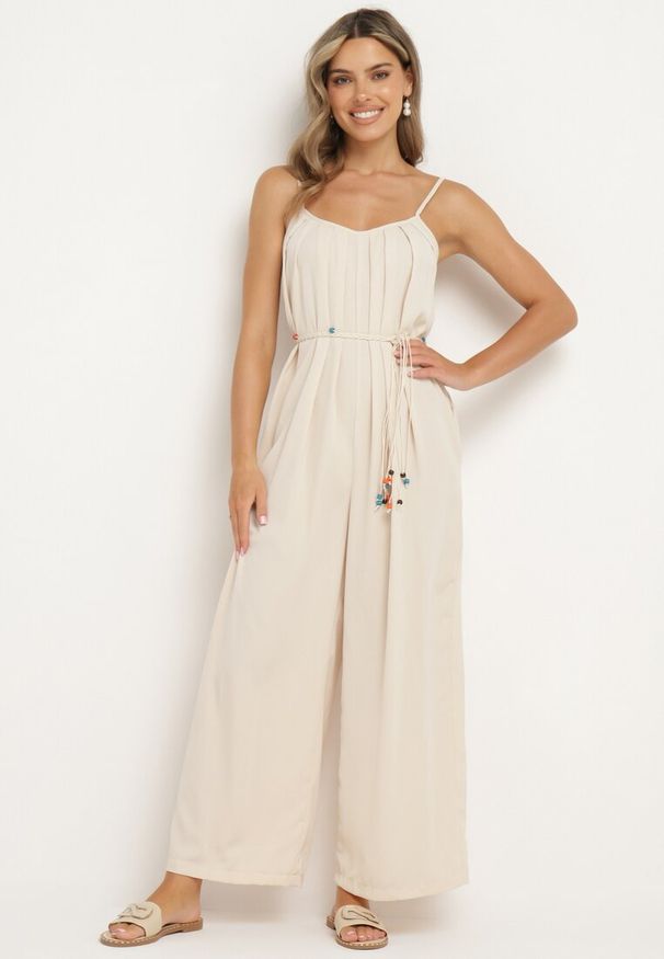 Born2be - Jasnobeżowy Kombinezon na Cienkich Regulowanych Ramiączkach ze Ściągaczem w Talii Huetta. Okazja: na co dzień. Kolor: beżowy. Materiał: jeans. Długość rękawa: na ramiączkach. Długość: długie. Styl: sportowy, casual, elegancki