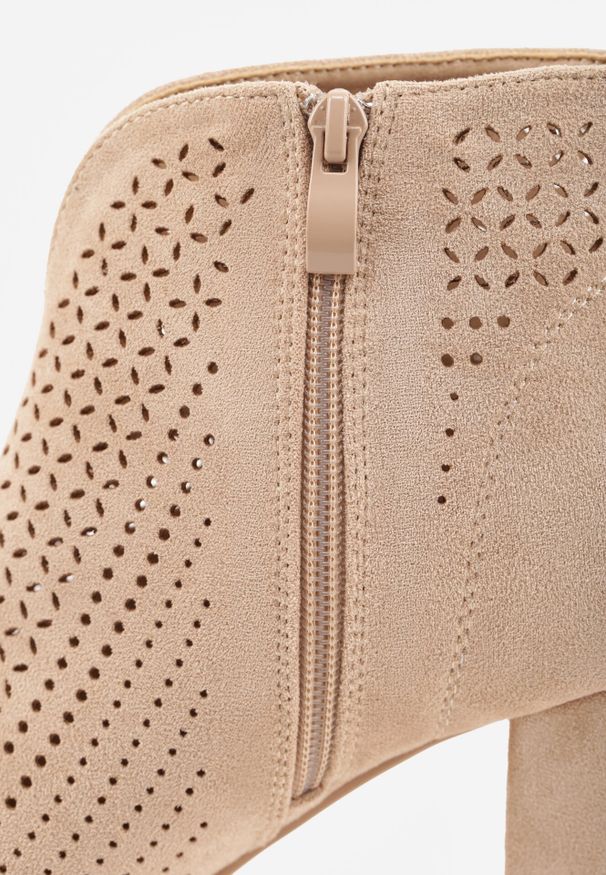 Born2be - Beżowe Ażurowe Sandały Vices na Słupku z Otwartym Noskiem Oliri. Okazja: na co dzień. Nosek buta: otwarty. Zapięcie: zamek. Kolor: beżowy. Wzór: ażurowy. Materiał: zamsz. Obcas: na słupku. Styl: elegancki, casual, klasyczny, boho. Wysokość obcasa: średni