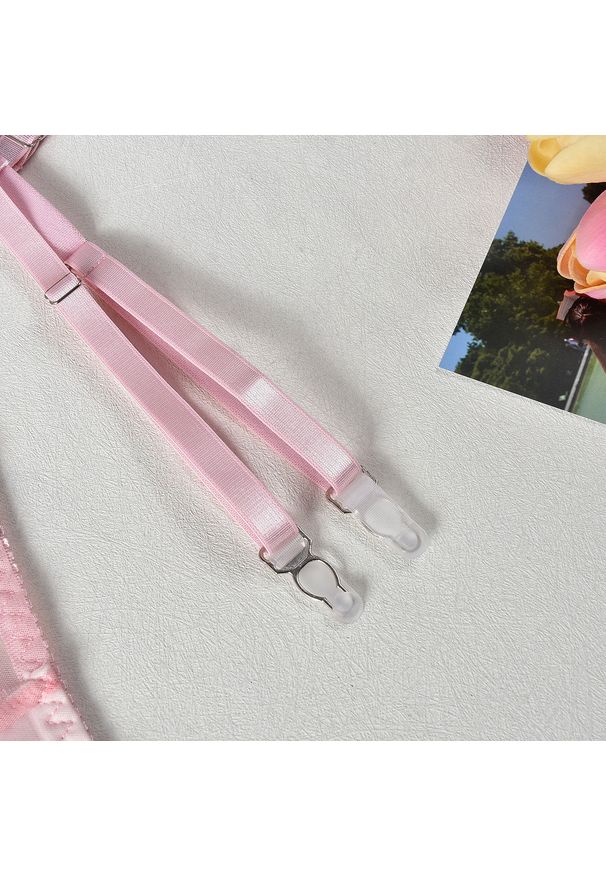 Intica - Komplet bielizny z haftem dla eleganckiego wyglądu Liliana. Kolor: różowy. Materiał: materiał. Wzór: haft