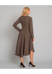GIOVANNA NICOLAI - Brązowa sukienka z wełny. Kolor: brązowy. Materiał: wełna. Długość rękawa: długi rękaw. Wzór: jodełka. Typ sukienki: rozkloszowane, asymetryczne. Styl: elegancki. Długość: midi #4