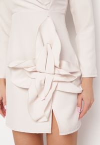 Born2be - Beżowa Marynarkowa Sukienka Mini z Kopertową Górą Nivrade. Kolor: beżowy. Typ sukienki: kopertowe. Długość: mini #4