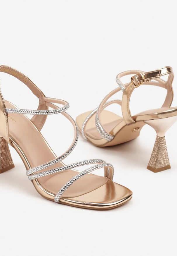 Renee - Szampańskie Cyrkoniowe Sandały Vices na Stożkowym Obcasie Galitiela. Okazja: na co dzień, na wesele, na ślub cywilny. Zapięcie: pasek. Kolor: złoty. Wzór: aplikacja. Obcas: na obcasie. Styl: elegancki, casual. Wysokość obcasa: średni