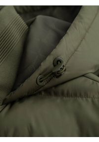 Ombre Clothing - Pikowana męska kurtka bomberka z wysokim kołnierzem – ciemnooliwkowa V3 - Rozmiar: S. Typ kołnierza: kołnierzyk stójkowy. Kolor: oliwkowy. Materiał: guma, syntetyk, poliester, materiał. Wzór: aplikacja. Styl: sportowy #5