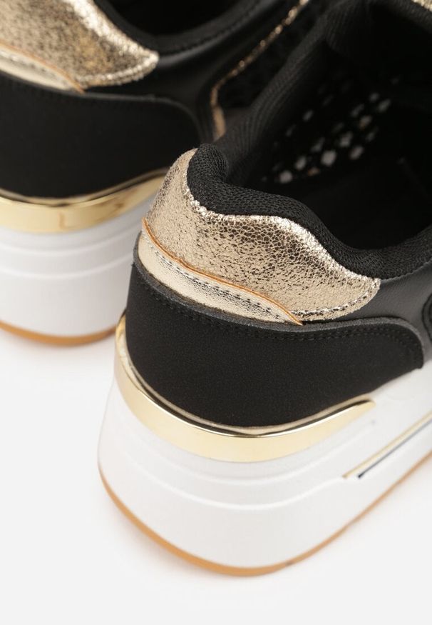 Renee - Czarne Sneakersy na Platformie Ozdobione Metalicznymi Wstawkami i Siateczką Zitina. Kolor: czarny. Materiał: jeans, dresówka. Wzór: aplikacja. Obcas: na platformie