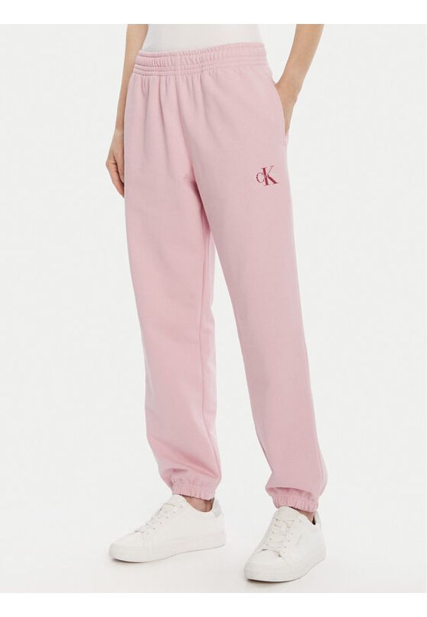 Calvin Klein Jeans Spodnie dresowe Moologo LV047B235G Różowy Regular Fit. Kolor: różowy. Materiał: bawełna