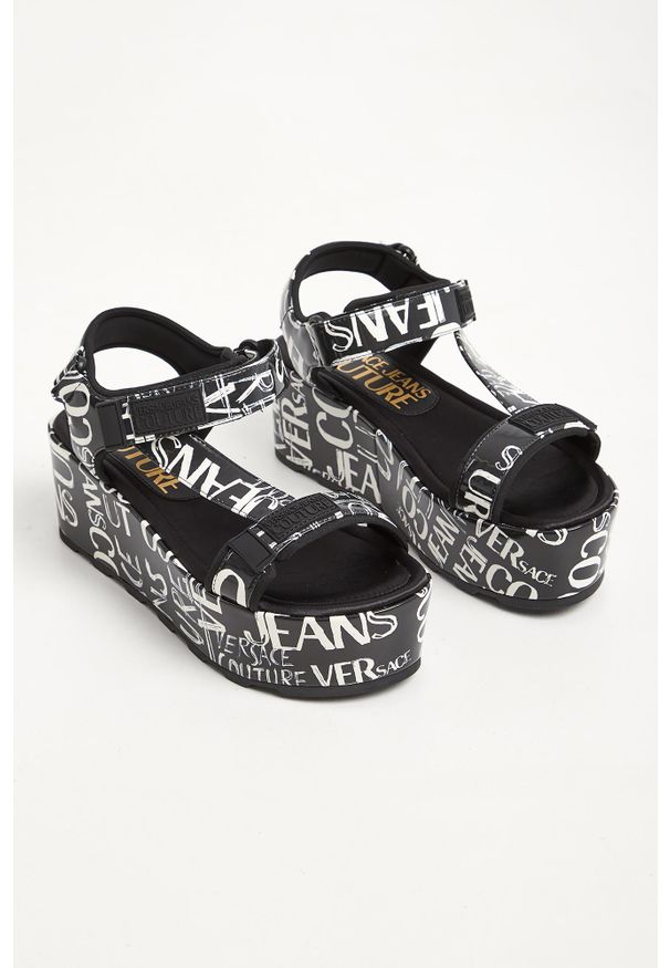 Versace Jeans Couture - Sandały damskie na platformie VERSACE JEANS COUTURE. Zapięcie: pasek. Materiał: guma. Wzór: paski, aplikacja. Obcas: na platformie