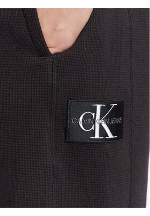 Calvin Klein Jeans Szorty sportowe J30J322914 Czarny Regular Fit. Kolor: czarny. Materiał: bawełna. Styl: sportowy
