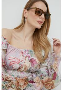 Guess bluzka damska kolor różowy wzorzysta. Okazja: na co dzień. Typ kołnierza: dekolt hiszpanka. Kolor: różowy. Materiał: tkanina. Długość rękawa: długi rękaw. Długość: długie. Styl: casual #2