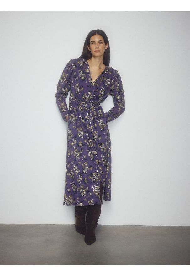 Reserved - Sukienka midi w kwiaty - wielobarwny. Materiał: wiskoza. Wzór: kwiaty. Długość: midi