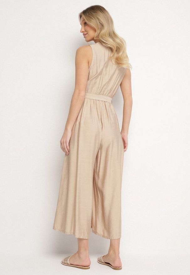 Born2be - Beżowy Taliowany Kombinezon z Wiskozą i Paskiem Evithrae. Okazja: na co dzień. Kolor: beżowy. Materiał: wiskoza. Styl: wizytowy, casual, klasyczny, elegancki