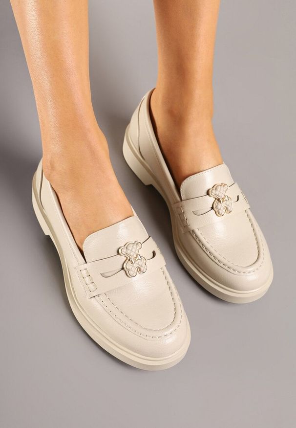 Renee - Beżowe Mokasyny ze Skórzaną Wkładką i Ozdobą Meralitia. Okazja: na spotkanie biznesowe, do pracy, na co dzień. Kolor: beżowy. Materiał: skóra. Wzór: aplikacja. Styl: elegancki, casual, klasyczny, biznesowy