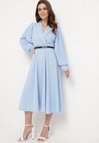 Born2be - Jasnoniebieska Sukienka Rozkloszowana z Paskiem Aidyn. Kolor: niebieski. Typ sukienki: kopertowe. Styl: elegancki. Długość: midi #1