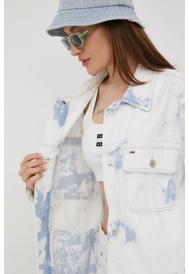 Tommy Jeans kurtka jeansowa BF7091 damska kolor biały przejściowa oversize. Kolor: biały. Materiał: bawełna