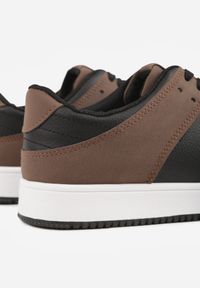 Born2be - Brązowe Sneakersy Ozdobione Perforacją Isselina. Okazja: na spacer, na co dzień. Kolor: brązowy. Wzór: aplikacja. Sport: turystyka piesza #2