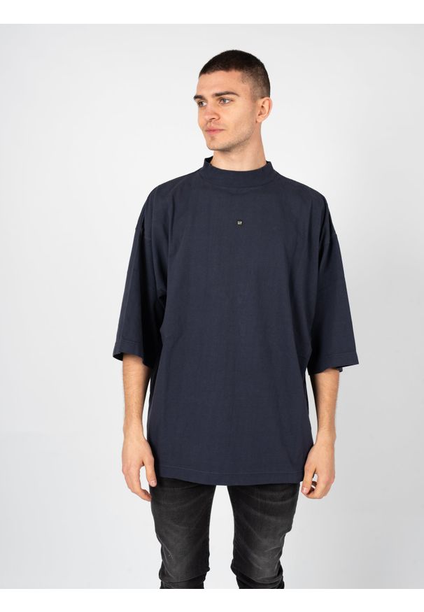 Yeezy Gap Engineered by Balenciaga - Yeezy Gap Engineered By Balenciaga T-Shirt "Logo" | 719614 TMVQ2 | Mężczyzna | Granatowy. Kolor: niebieski. Materiał: bawełna. Wzór: nadruk