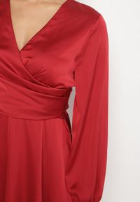 Born2be - Czerwona Satynowa Sukienka VICES z Kopertowym Dekoltem i Bufiastymi Rękawami Nivita. Okazja: na randkę, na ślub cywilny, na wesele. Typ kołnierza: dekolt w serek, dekolt kopertowy. Kolor: czerwony. Materiał: satyna. Typ sukienki: kopertowe. Styl: klasyczny, elegancki #7