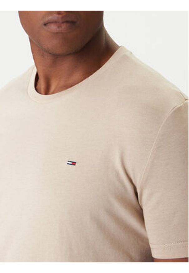 Tommy Jeans T-Shirt DM0DM20363 Beżowy Regular Fit. Kolor: beżowy. Materiał: bawełna