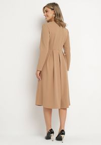 Born2be - Beżowa Rozkloszowana Sukienka Wieczorowa ze Szpiczastym Dekoltem Temithiel. Okazja: na co dzień. Kolor: beżowy. Materiał: jeans. Wzór: aplikacja. Typ sukienki: proste. Styl: wizytowy #4