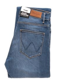 Wrangler - WRANGLER HIGH RISE BOOTCUT MISTY BLUE W27UU486L. Stan: podwyższony. Wzór: aplikacja