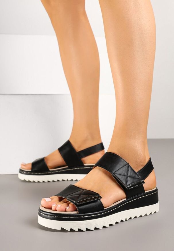 Renee - Czarne Sandały na Koturnie z Tłoczoną Cholewką Folanire. Okazja: na co dzień. Zapięcie: rzepy. Kolor: czarny. Obcas: na koturnie. Styl: casual, elegancki. Wysokość obcasa: średni