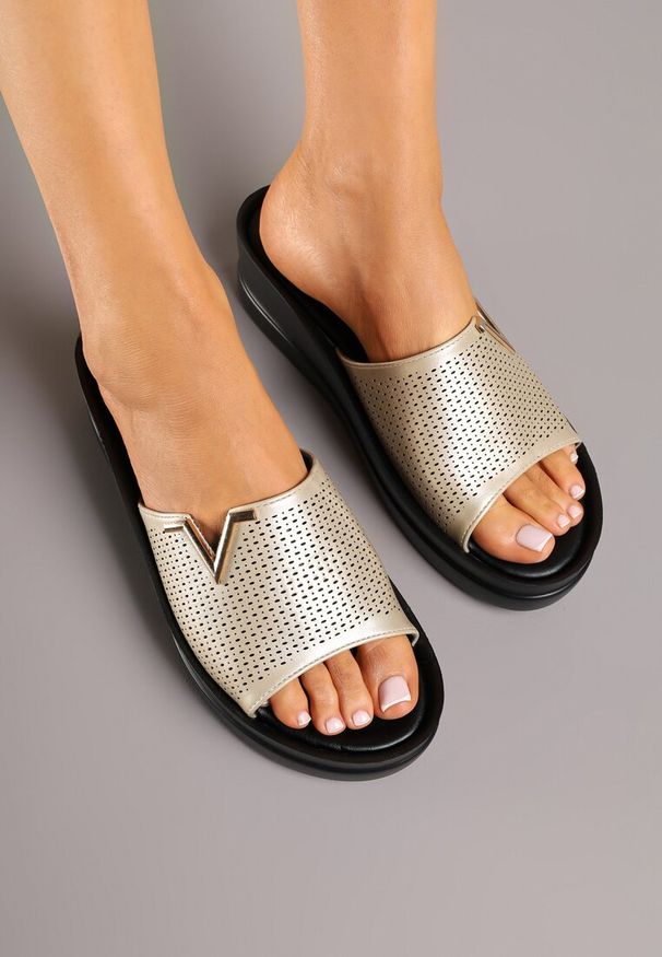 Renee - Złote Perforowane Klapki Vices na Niskim Koturnie z Metaliczną Aplikacją Kosarine. Okazja: na co dzień. Kolor: złoty. Materiał: jeans, materiał. Wzór: aplikacja. Obcas: na koturnie. Styl: elegancki, casual