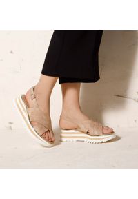 Wittchen - Damskie sandały zamszowe na platformie w paski beżowo-białe. Okazja: na spacer. Nosek buta: okrągły. Zapięcie: pasek. Kolor: biały, wielokolorowy, beżowy. Materiał: zamsz, skóra. Wzór: paski. Sezon: lato. Obcas: na platformie #9