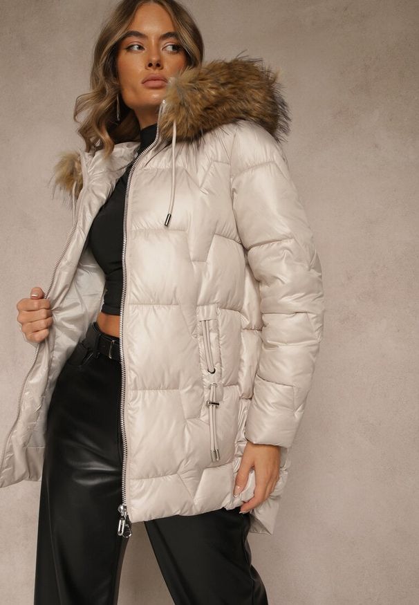 Renee - Beżowa Kurtka z Pikowanymi Przeszyciami i Kapturem z Odpinanym Futrem Galenea. Okazja: na co dzień. Kolor: beżowy. Materiał: futro. Styl: casual, elegancki