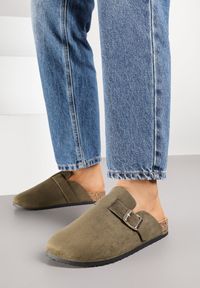 Born2be - Zielone Klapki z Ozdobnym Paskiem i Klamrą Calevelis. Nosek buta: okrągły. Kolor: zielony. Materiał: jeans. Obcas: na obcasie. Styl: klasyczny, elegancki. Wysokość obcasa: średni