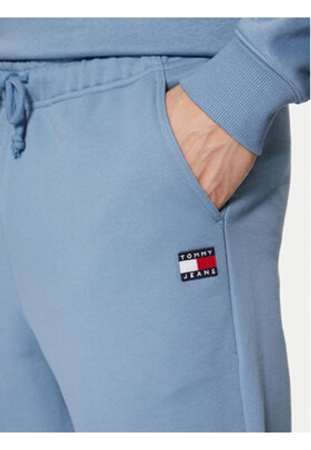 Tommy Jeans Spodnie dresowe Badge DM0DM20276 Niebieski Regular Fit. Kolor: niebieski. Materiał: bawełna