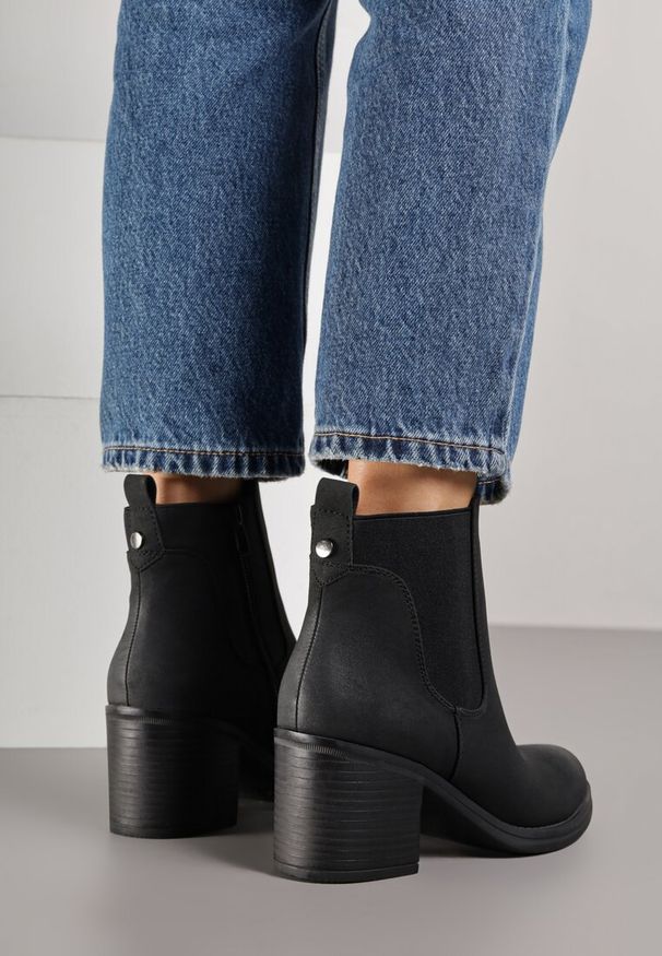 Born2be - Czarne Botki w Stylu Sztybletów na Słupku Hevea. Okazja: na spotkanie biznesowe, do pracy, na co dzień. Zapięcie: zamek. Kolor: czarny. Materiał: jeans. Wzór: aplikacja. Obcas: na słupku. Styl: klasyczny, biznesowy, casual, elegancki