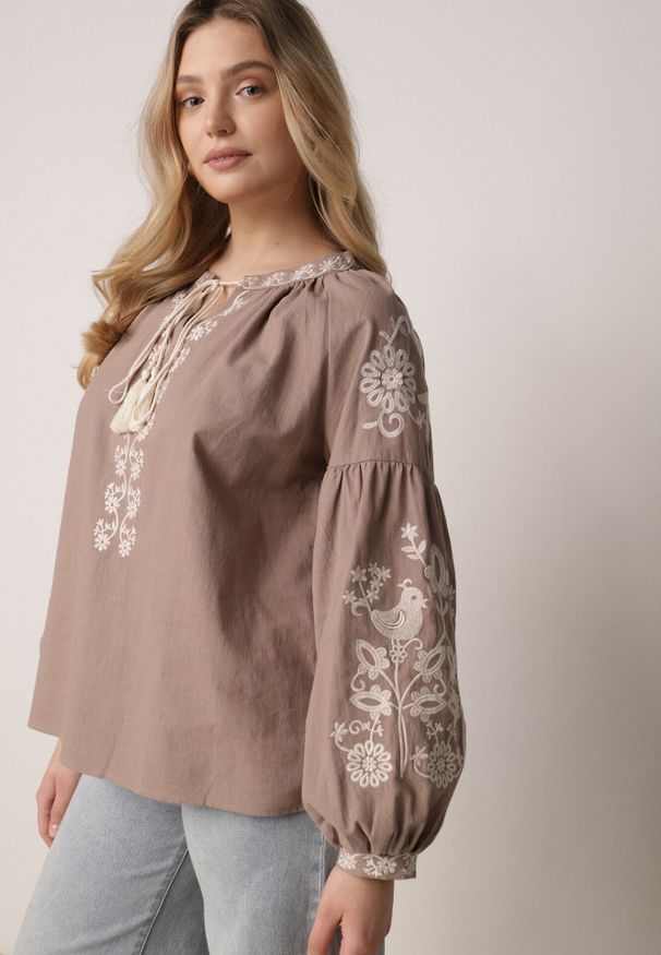 Born2be - Beżowa Bawełniana Bluzka Boho z Ozdobnym Haftem i Sznurkiem z Frędzlami Lamegenia. Okazja: na co dzień, do pracy, na spotkanie biznesowe. Kolor: beżowy. Materiał: bawełna. Wzór: haft. Styl: boho