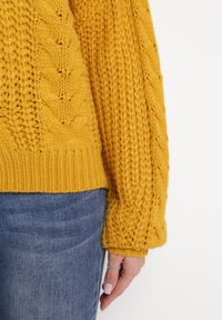 Born2be - Żółty Golf w Ozdobny Splot Tione. Typ kołnierza: golf. Kolor: żółty. Materiał: dzianina. Długość rękawa: długi rękaw. Długość: długie. Wzór: ze splotem #4