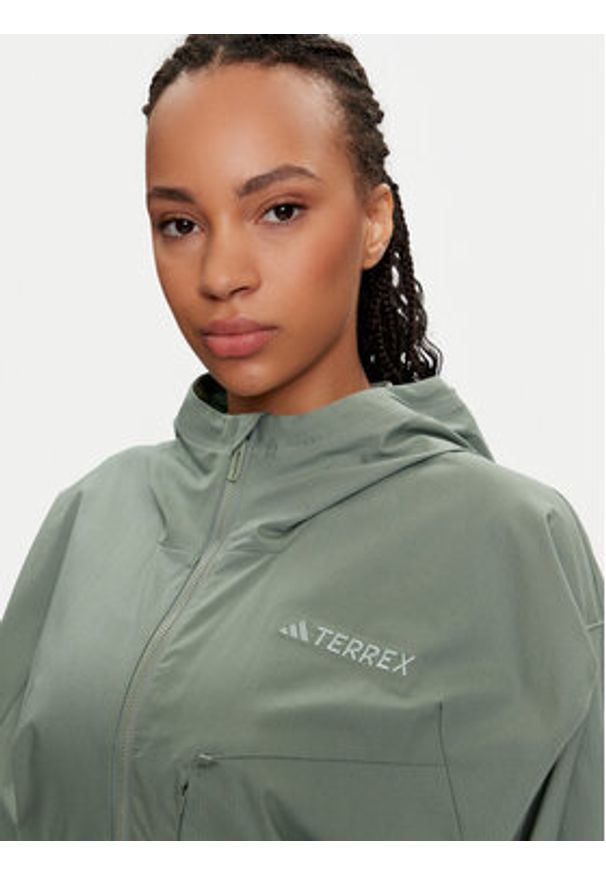 Adidas - adidas Wiatrówka Terrex Xploric IN4629 Zielony Loose Fit. Kolor: zielony. Materiał: bawełna