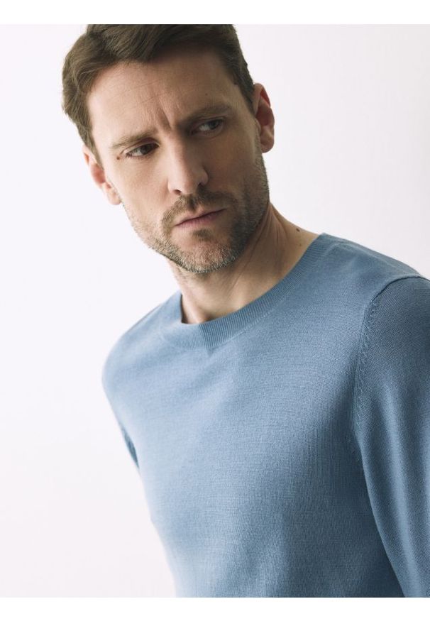 Reserved - Sweter z wełny merino - jasnoniebieski. Kolor: niebieski. Materiał: wełna