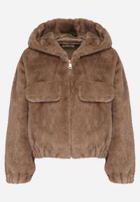 Born2be - Jasnobrązowa Futrzana Kurtka Bomberka z Kapturem i Ozdobną Imitacją Kieszeni Awedalia. Okazja: na co dzień. Typ kołnierza: kaptur. Kolor: brązowy. Materiał: futro. Wzór: aplikacja. Styl: klasyczny, casual, elegancki #6