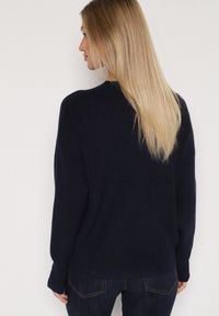 Born2be - Granatowy Sweter z Domieszką Kaszmiru z Dekoltem w Serek Feralaine. Okazja: na co dzień, na spotkanie biznesowe. Typ kołnierza: dekolt w serek. Kolor: niebieski. Materiał: kaszmir. Styl: biznesowy, klasyczny, casual, elegancki #5