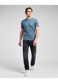 Lee - MĘSKA KOSZULKA LEE SS ELEVATED ESS LOGO TEE VINTAGE B 112370580. Styl: vintage #1