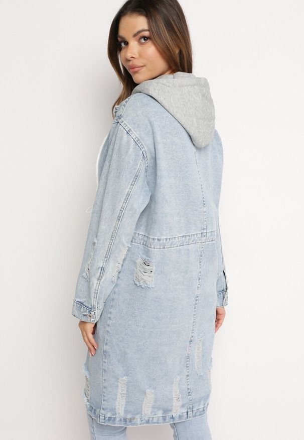Born2be - Jasnoniebieska Bawełniana Kurtka Jeansowa o Wydłużonym Fasonie z Troczkiem w Pasie i Przetarciami Elenai. Okazja: na co dzień. Kolor: niebieski. Materiał: bawełna, jeans. Długość: długie. Styl: casual, elegancki, vintage