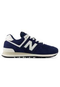 Buty unisex New Balance U574BCE – granatowe. Kolor: niebieski. Materiał: zamsz, tkanina, guma. Szerokość cholewki: normalna. Model: New Balance 574