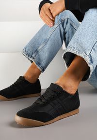 Renee - Czarne Sneakersy Typu Klasyczne Tenisówki Isnnoria. Okazja: na co dzień. Kolor: czarny. Materiał: jeans