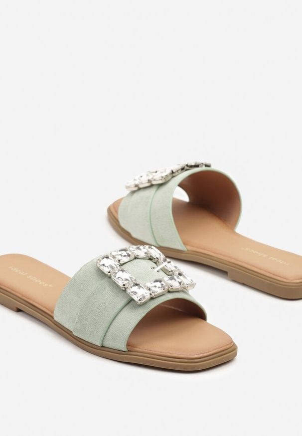 Renee - Jasnozielone Klapki z Metaliczną Ozdobą Amoella. Okazja: na co dzień. Kolor: zielony. Materiał: jeans. Wzór: aplikacja. Styl: elegancki, casual